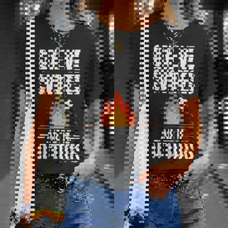 キャンプ&ハイカー向け、スモーズアンドザアウトドアデザインを与えてください Tシャツ 彼女への贈り物