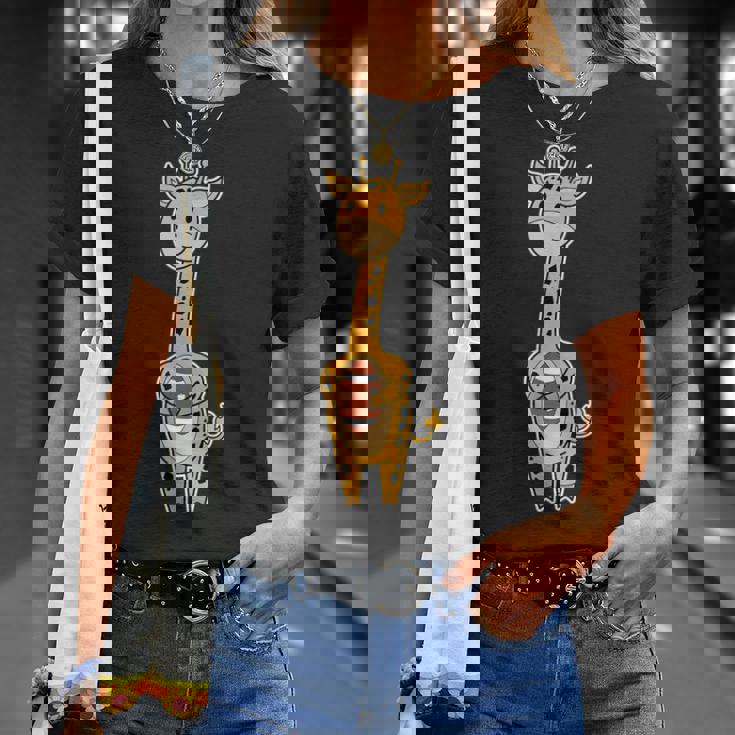 キリンはアメリカンフットボールを演じています。 Tシャツ 彼女への贈り物