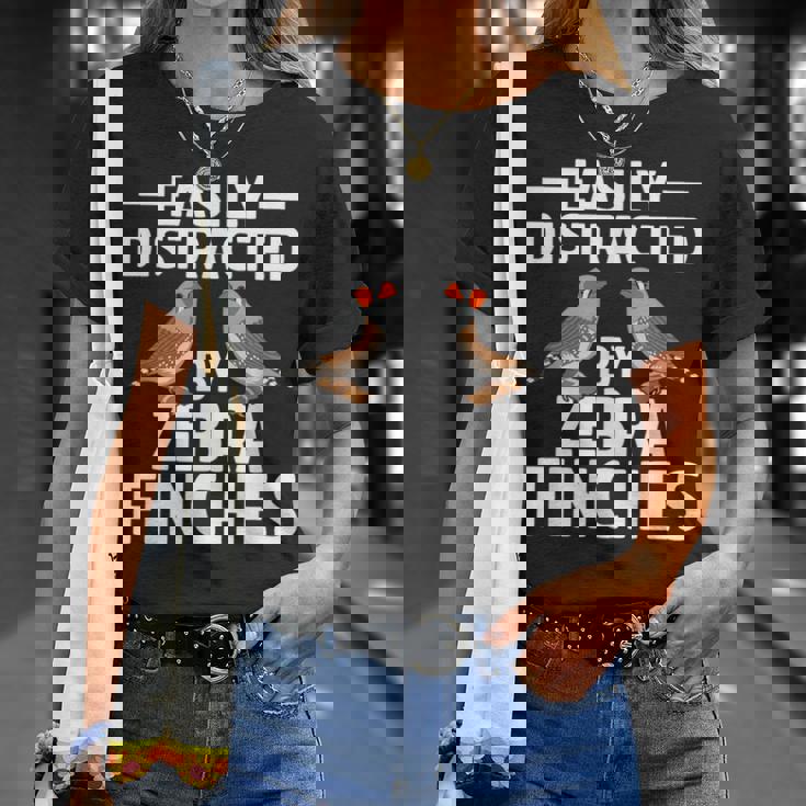 キンカチョウの飼育員はキンカチョウに気をそらされやすい Tシャツ 彼女への贈り物