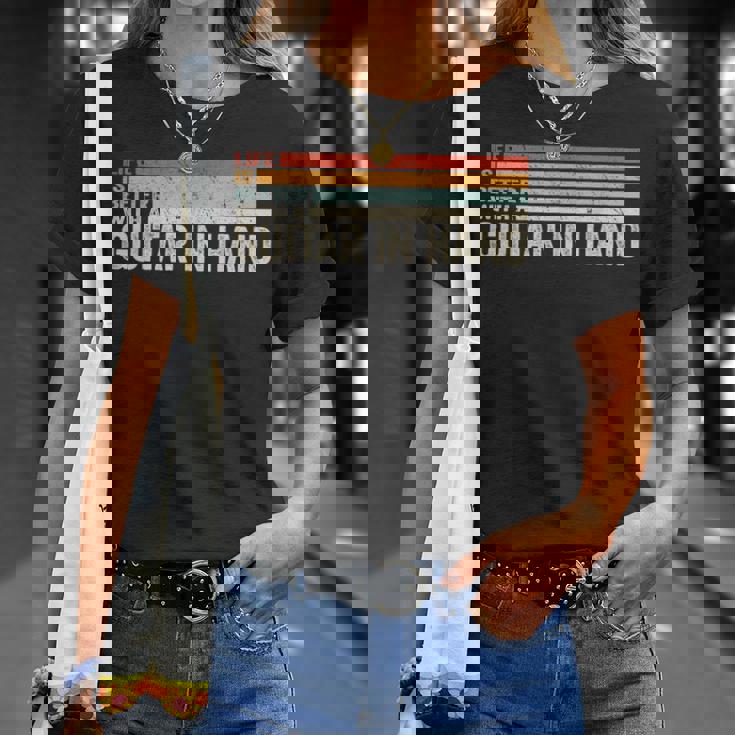 ギター・イン・ハンド・ミュージシャン・ギタリストとの人生はより良い。 Tシャツ 彼女への贈り物