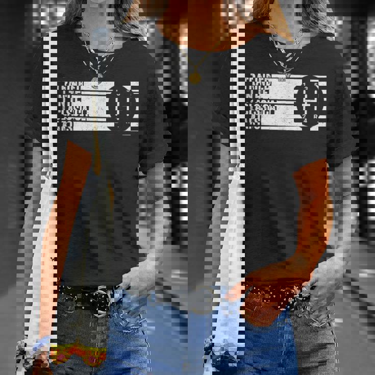 クラシックアーツの5速マニュアルトランスミッションで訓練されています。 Tシャツ 彼女への贈り物