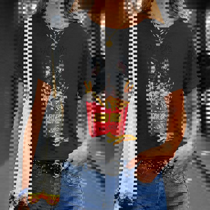 クールなフレンチブルドッグがフライドポテトを食べるグラフィッククールなデザイン。 Tシャツ 彼女への贈り物