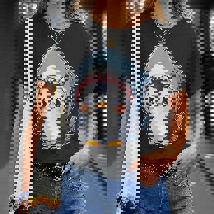 サメのコスチュームを着た面白いペンギン Tシャツ 彼女への贈り物