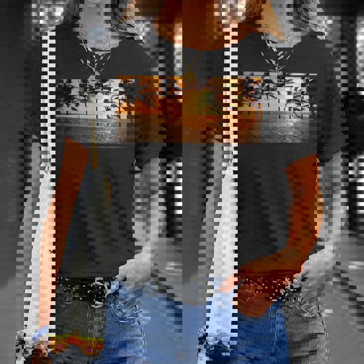 サンセット ビーチ ヤシの木 クール 海 サーフィン Tシャツ 彼女への贈り物