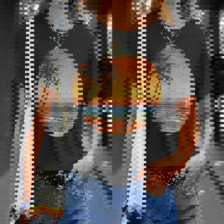 サンセット ビーチ ヤシの木 夏 バイブ レトロ トロピカル 夏 ビーチ Tシャツ 彼女への贈り物