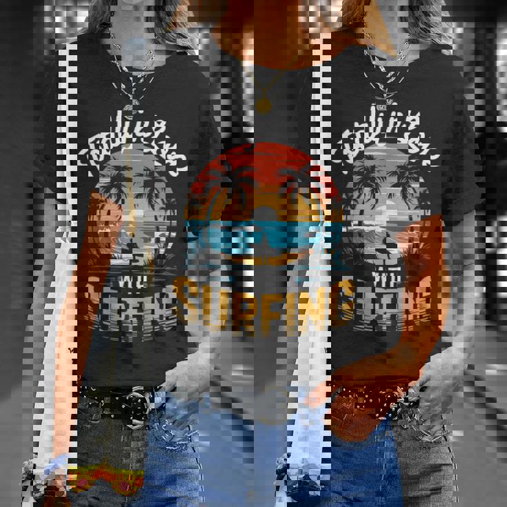 サーフィンサーフボードが大好き。メンズサーフボーダー用。 Tシャツ 彼女への贈り物