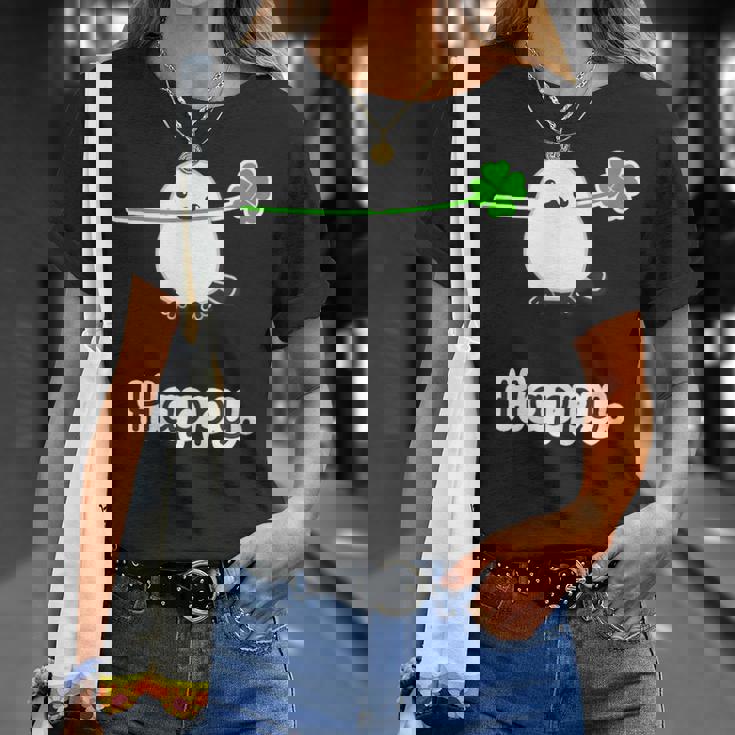 シマエナガ『四つ葉のクローバー』白い鳥【どうぶつフレンズ】動物 ゆるくて かわいい キャラクター イラスト Tシャツ 彼女への贈り物