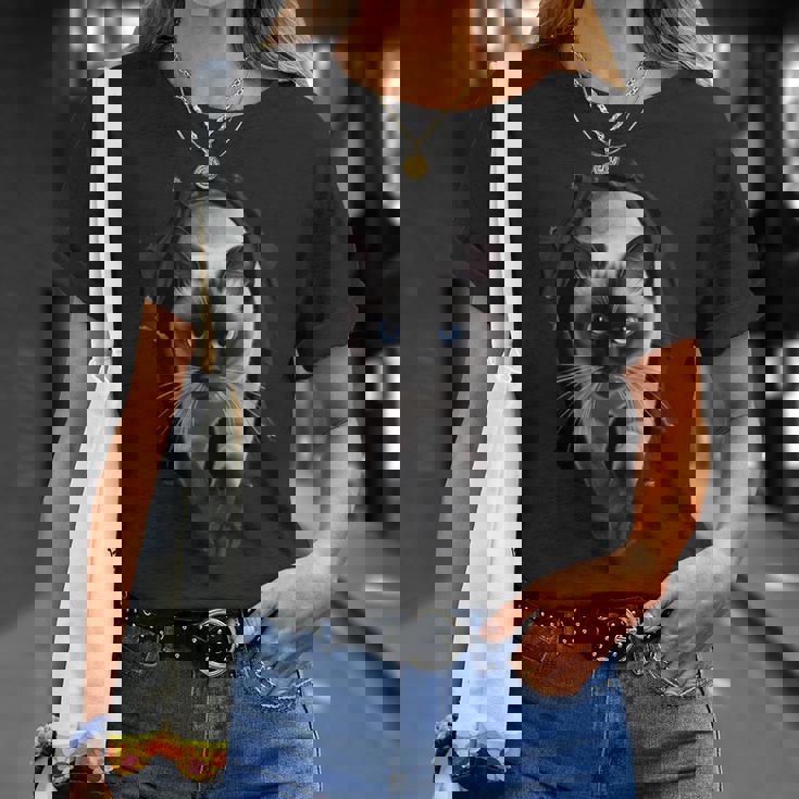 シャム猫が破れた布を突き破り、猫好きに最適です。 Tシャツ 彼女への贈り物