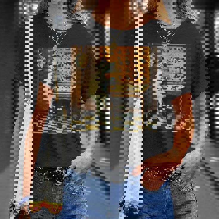 シュールレアリスト絵画 チェスをする猫とサルバドール・ダリ Tシャツ 彼女への贈り物