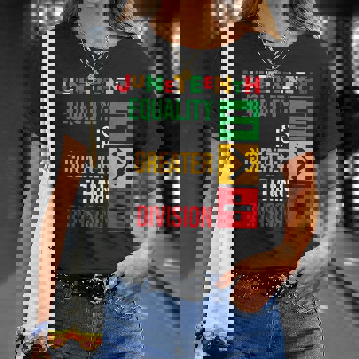 ジューンティーンスの平等は分裂よりも大きい Tシャツ 彼女への贈り物