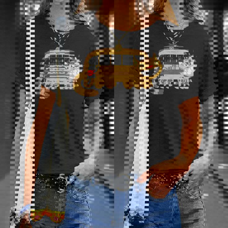 スクールキャットバスに向かうキャットバスの猫たち Tシャツ 彼女への贈り物