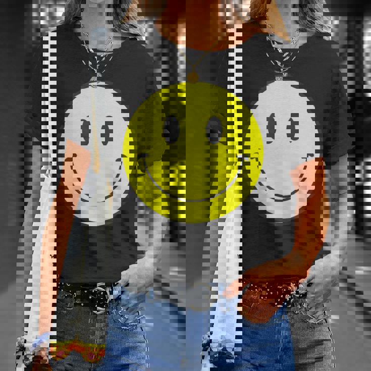 スマイル フェイス 笑顔（ベーシック）【スマイリー】ニコニコ 絵文字 黄色 ポップ かわいい イラスト Tシャツ 彼女への贈り物