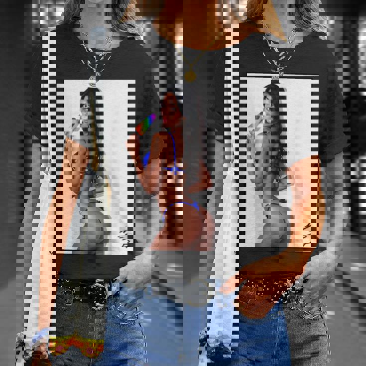 セクシーガールグラフィックtシャツ アイスポップのセクシーなラティーナブーティーガール。 Tシャツ 彼女への贈り物