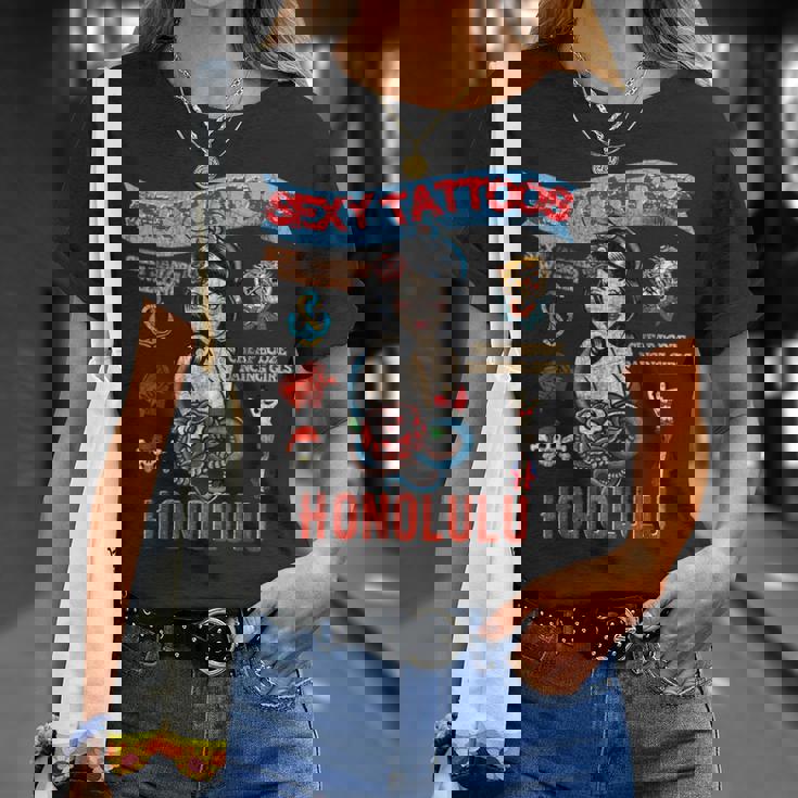 セーラー向けのタトゥーとセクシーガール。 Tシャツ 彼女への贈り物