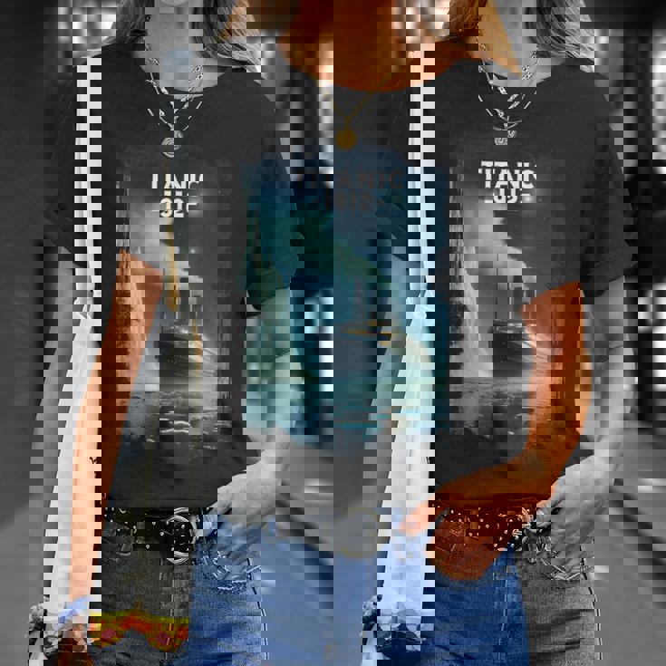 タイタニック号沈没船が1912年に氷山を襲った記念品 Tシャツ 彼女への贈り物