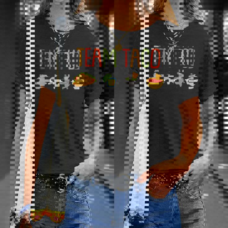 タコチューズデイの楽しみは、タコス好きのためのデザイン Tシャツ 彼女への贈り物