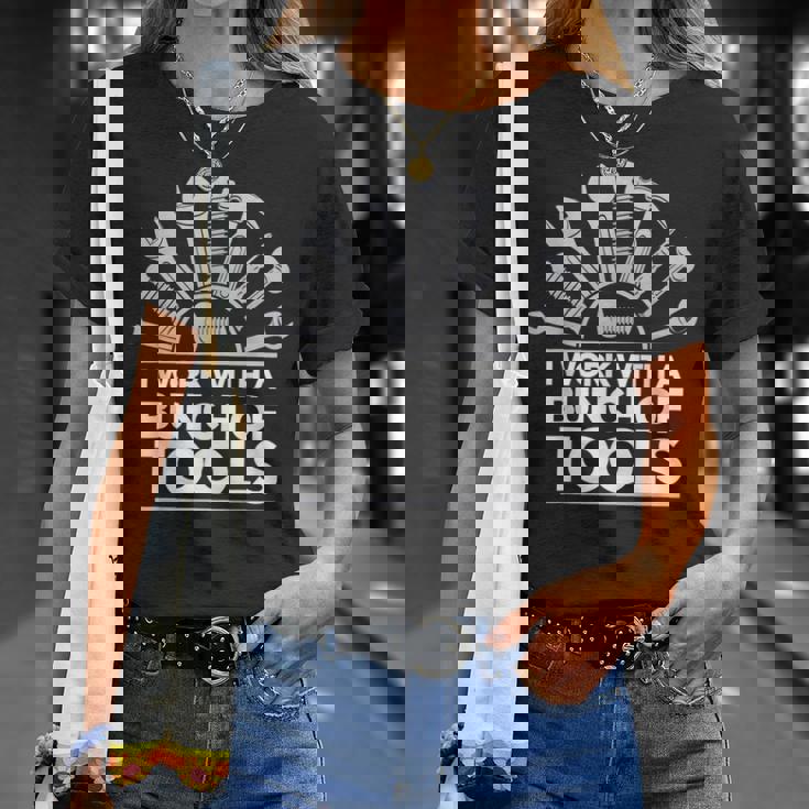 ツール 面白い メカニック 工具を使って仕事 お父さん 夫 ギフト アイデア Tシャツ 彼女への贈り物