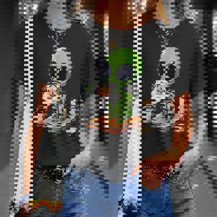 トーストに目玉焼きを食べるエイリアン Tシャツ 彼女への贈り物