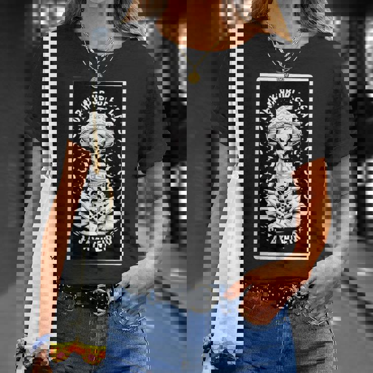 ドリンクタピオカティーステイウィアードエイリアン Tシャツ 彼女への贈り物