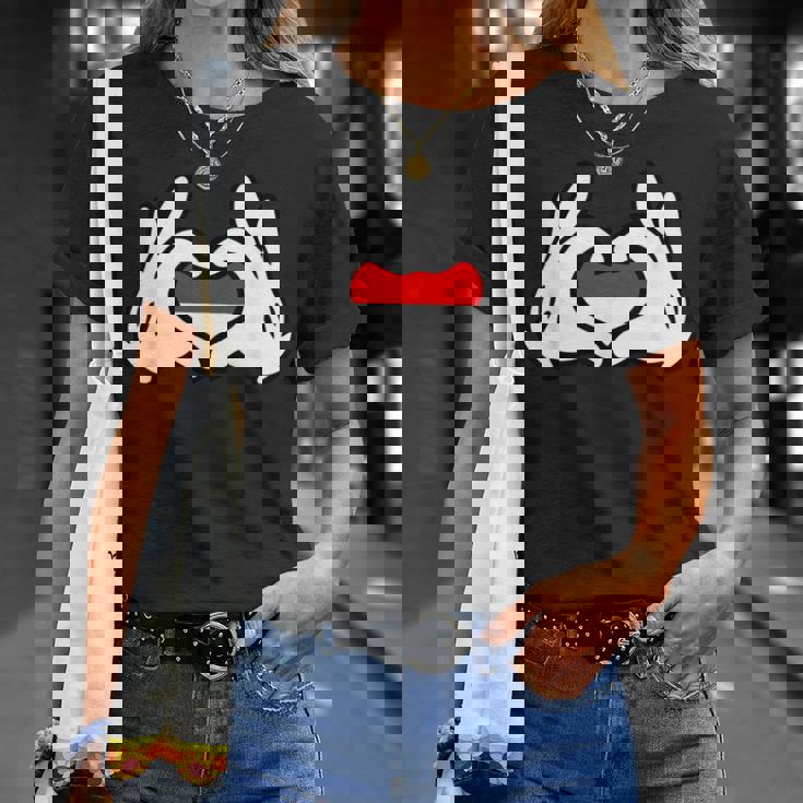 ハートを形作る漫画の手 インドネシア国旗 Tシャツ 彼女への贈り物