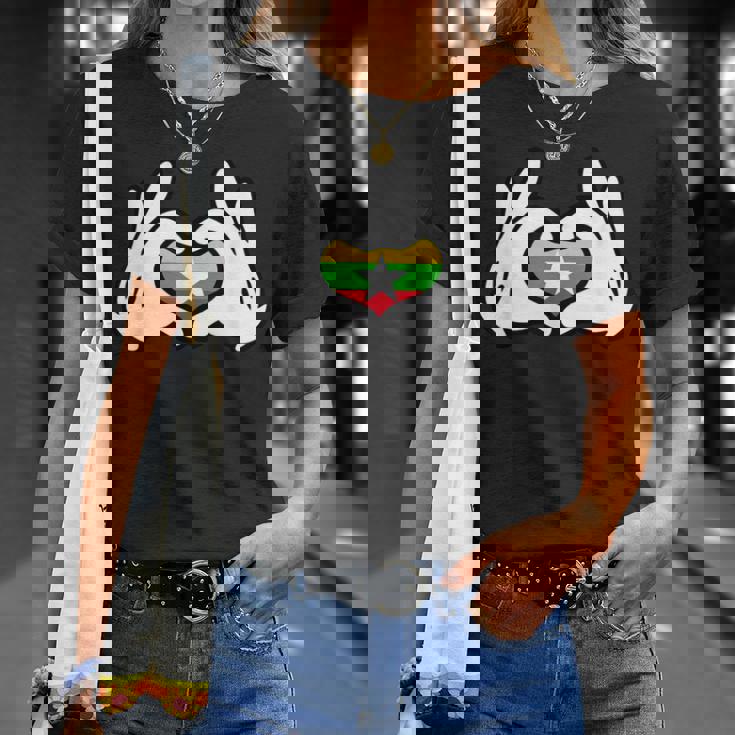 ハートを形作る漫画の手 ミャンマー国旗 Tシャツ 彼女への贈り物