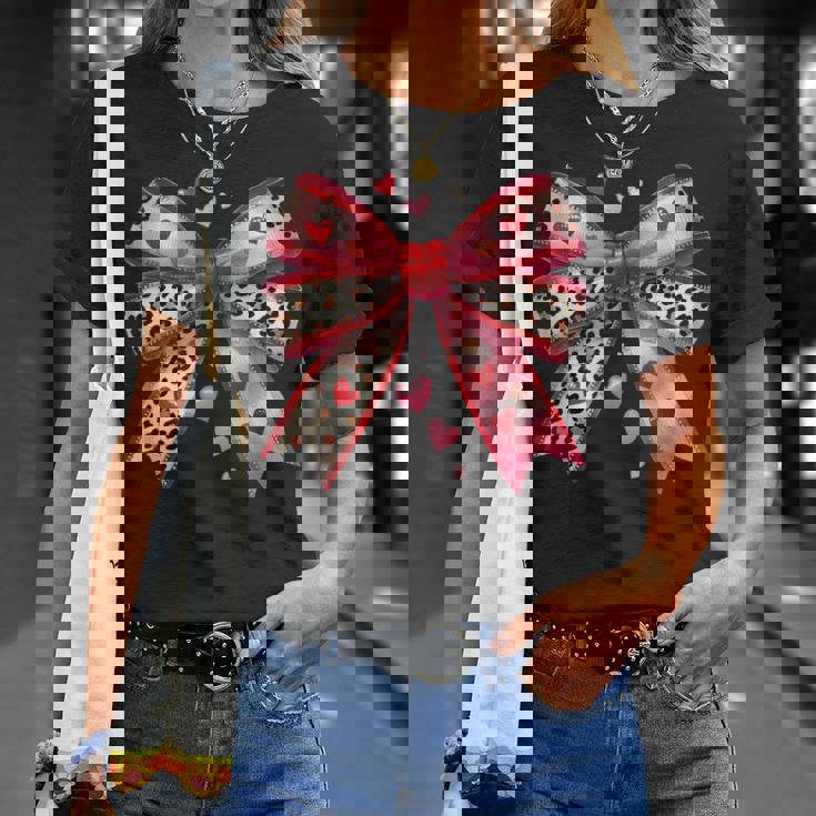 ハート付きピンクヒョウ柄リボン。 Tシャツ 彼女への贈り物