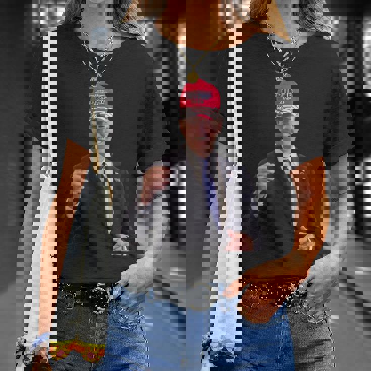 バイデンはトランプの帽子をかぶっています 2024 Tシャツ 彼女への贈り物