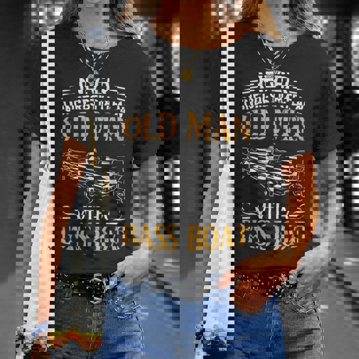 バスボート釣りの老人を決して過小評価しないでください Tシャツ 彼女への贈り物