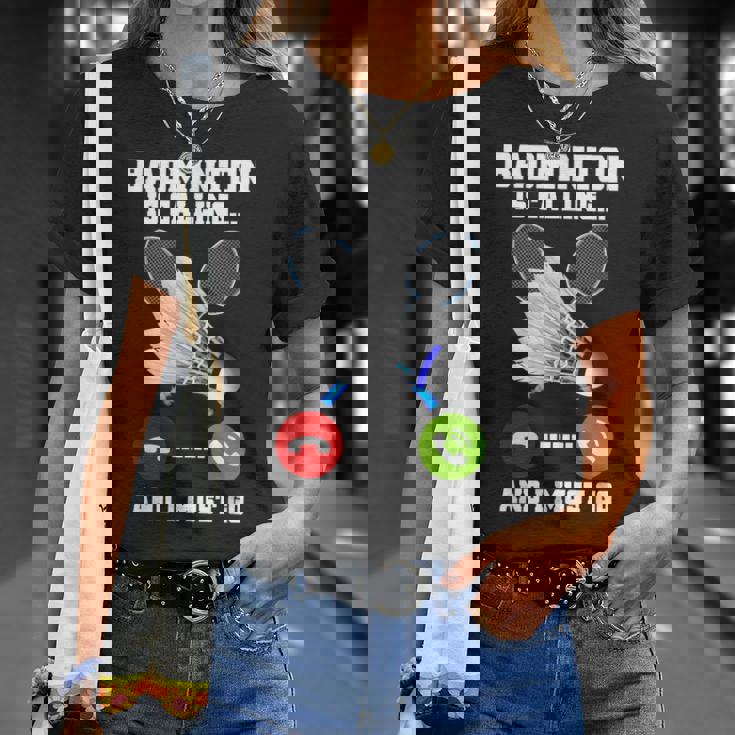 バドミントンが呼んでいる、私は行かなければならないラケットバドミントン選手badminton Tシャツ 彼女への贈り物