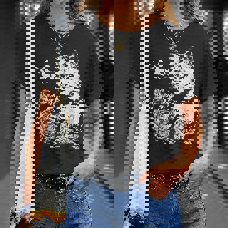 バラと蝶の猫、花柄 Tシャツ 彼女への贈り物