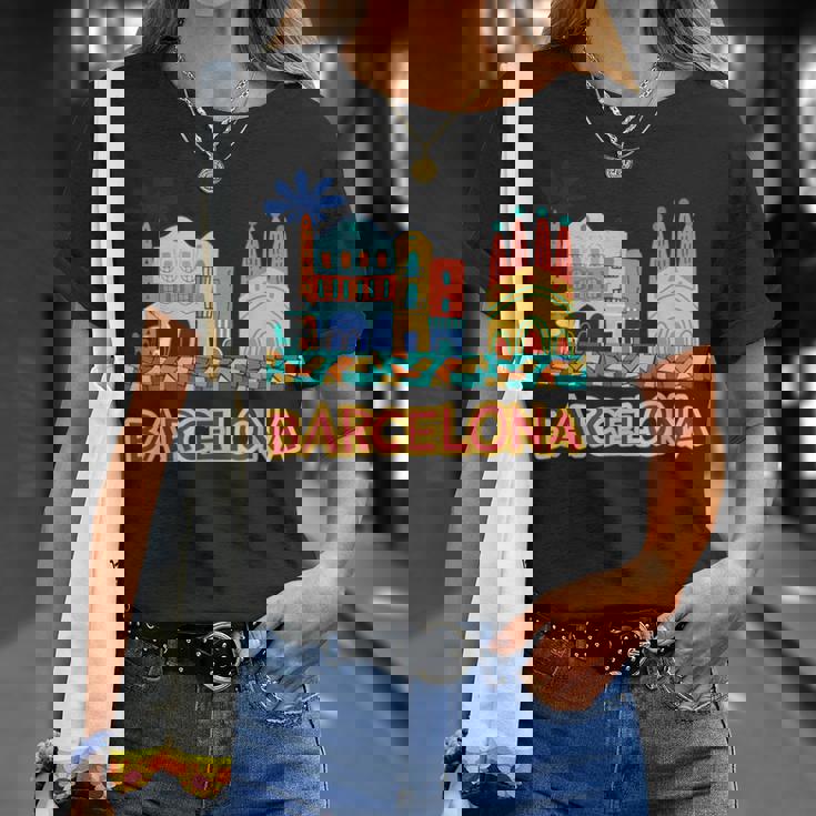 バルセロナの象徴的な建物とサグラダファミリア カラフル Tシャツ 彼女への贈り物