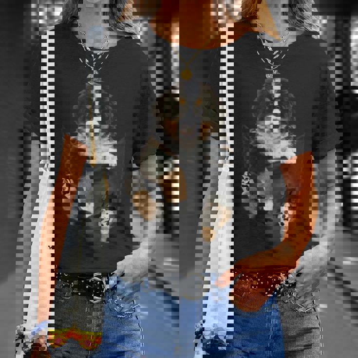 バーニーズ愛好家のためのポケットに入った面白いバーニーズマウンテンドッグ Tシャツ 彼女への贈り物