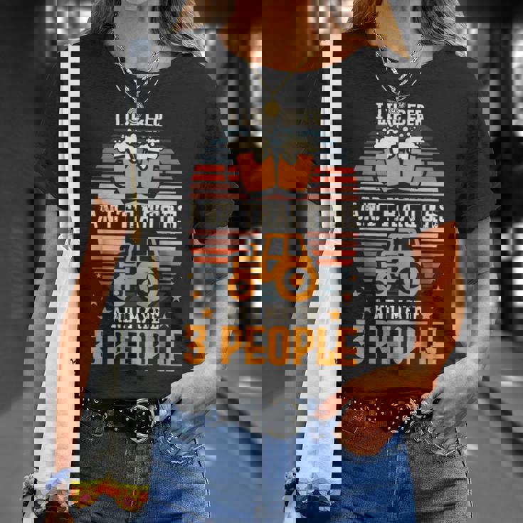 ビールとトラクターが好きで、たぶん3人で農作業をしています。 Tシャツ 彼女への贈り物