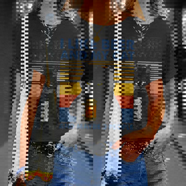 ビール好きで猫が手にビールを飲んでビール友達を応援 Tシャツ 彼女への贈り物