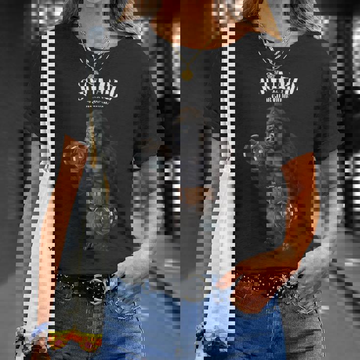 フィットネスジムでダンベルでゴリラ筋トレ Tシャツ 彼女への贈り物