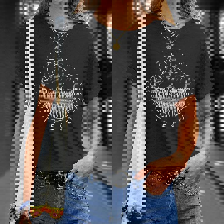 ベンド オレゴン 山と森 シンプル ミニマルデザイン Tシャツ 彼女への贈り物