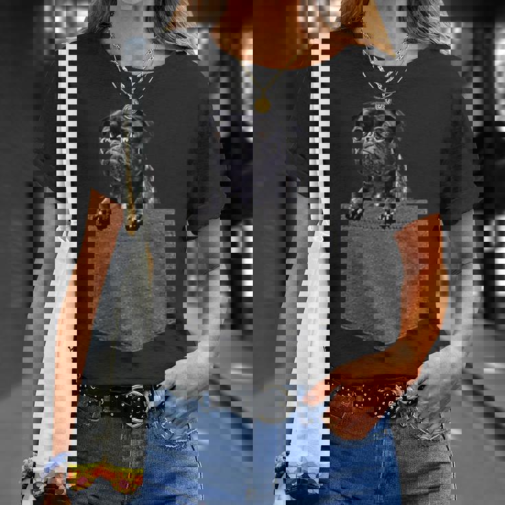 ポケットにいるパグ かわいい愛犬デザイン 犬愛好家、ペットオーナー向け Tシャツ 彼女への贈り物