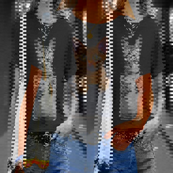 ポケットに入ったアビシニアン猫 Tシャツ 彼女への贈り物