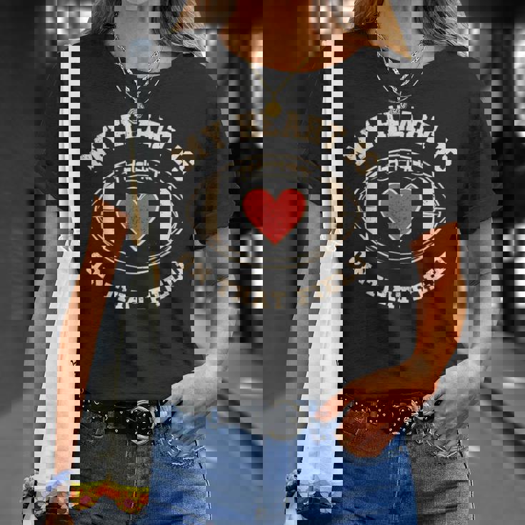 マイ・ハート・イズ・オン・ザッド・フィールド—ファニー・フットボール Tシャツ 彼女への贈り物