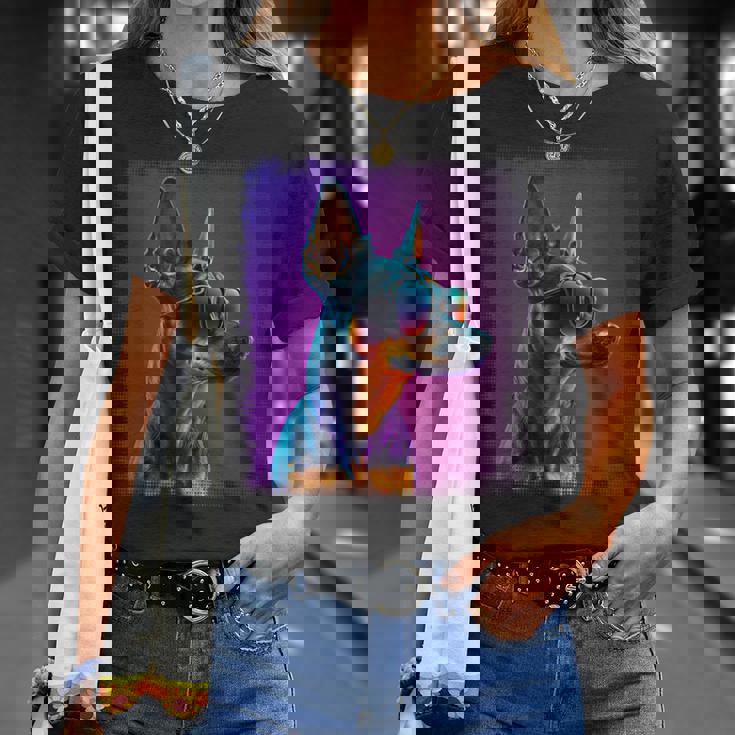 ミニピン 犬 オーナーのミニチュアピンシャーの漫画。 Tシャツ 彼女への贈り物