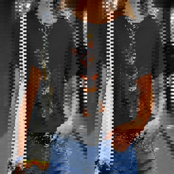 ミニピン愛好家のためのポケットに入った面白いミニチュアピンシャー。 Tシャツ 彼女への贈り物