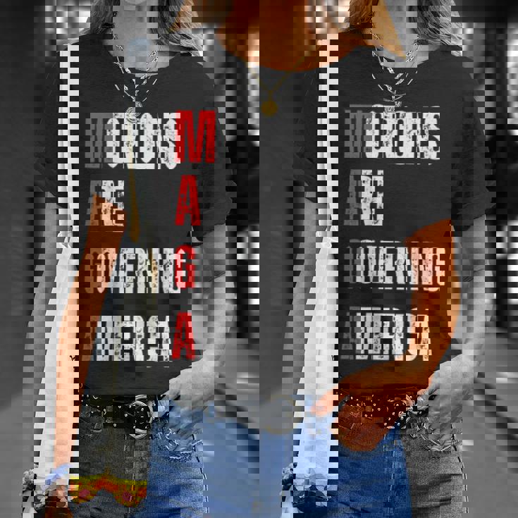 モロンはアメリカを支配している政治的ユーモアの自由のスピーチ Tシャツ 彼女への贈り物