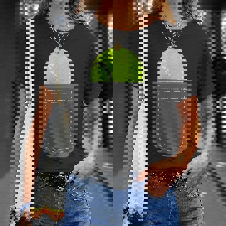 ユーモラスなテニスプレーヤーのための偽のポケットに入った面白いテニスボール Tシャツ 彼女への贈り物