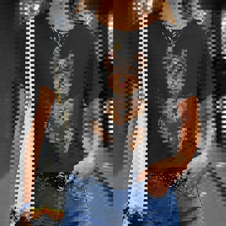 ヨークシャーテリアをポケットに入れて、ヨーキー犬愛好家に。 Tシャツ 彼女への贈り物