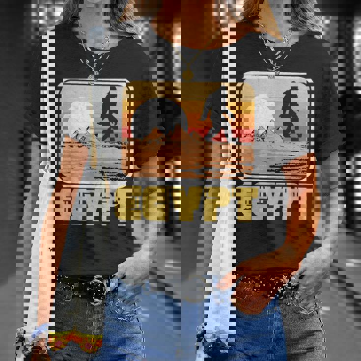 レトロ ビッグフット & ピラミッド エジプト サスカッチ グラフィック Tシャツ 彼女への贈り物