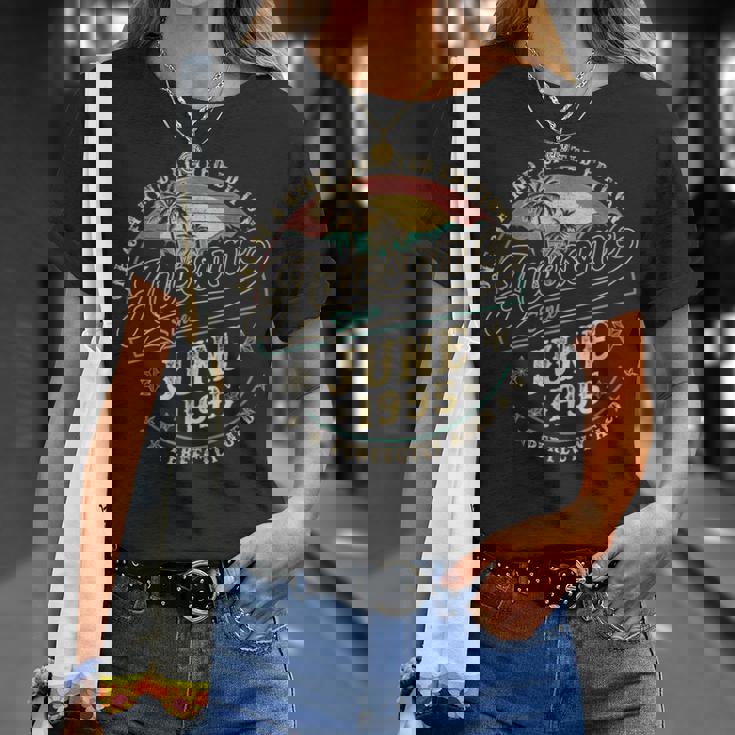 レトロな30歳の男性向け誕生日プレゼント 1995年6月 30歳 Tシャツ 彼女への贈り物