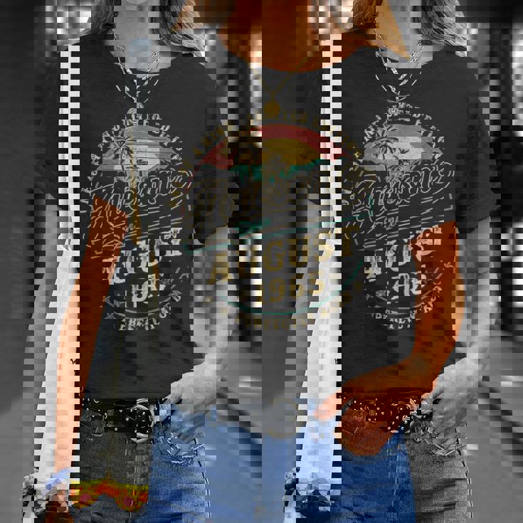 レトロな60歳の男性向け誕生日プレゼント 1965年8月 60歳 Tシャツ 彼女への贈り物