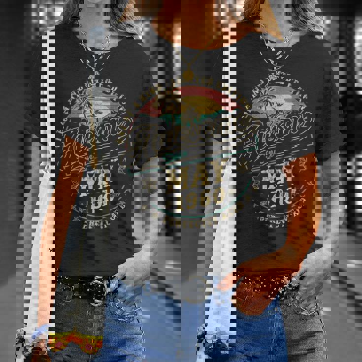 レトロな65歳の男性向け誕生日プレゼント。1960年5月、65歳。 Tシャツ 彼女への贈り物