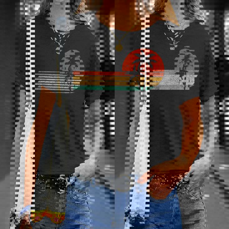 レトロスタイル トロピカル ビンテージ 夕日 ビーチ ヤシの木 Tシャツ 彼女への贈り物