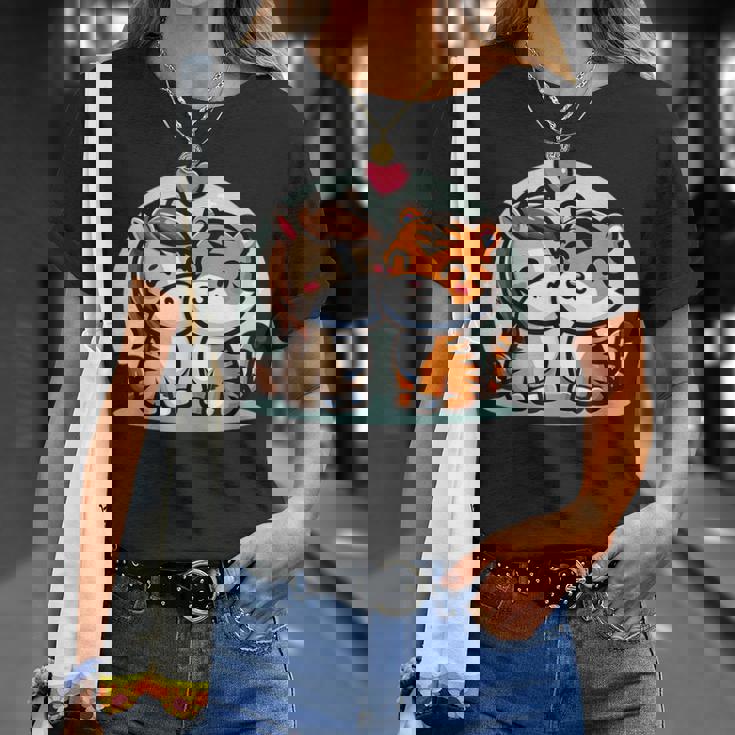 ローの馬と虎を抱きしめる Cuddling Horse And Tiger In Love Tシャツ 彼女への贈り物